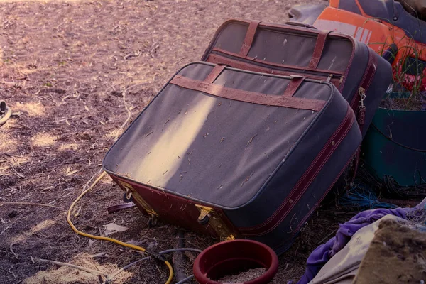 Eski püskü bavullar diğer ıvır zıvırların arasında bırakılmış.