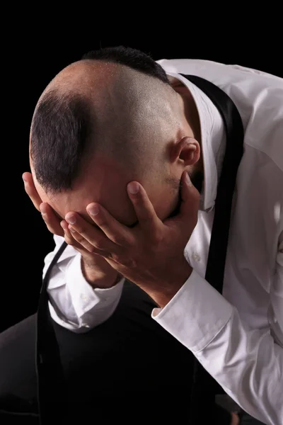 Close-up portret van een wanhopige jonge blanke man huilend — Stockfoto