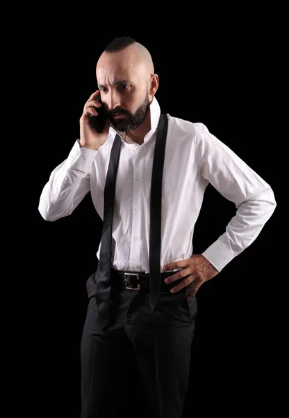 Endişeli genç adam telefonla konuşuyor.