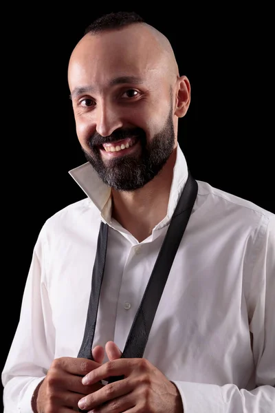 Yakışıklı İspanyol adam gülümseyip kameraya bakıyor.