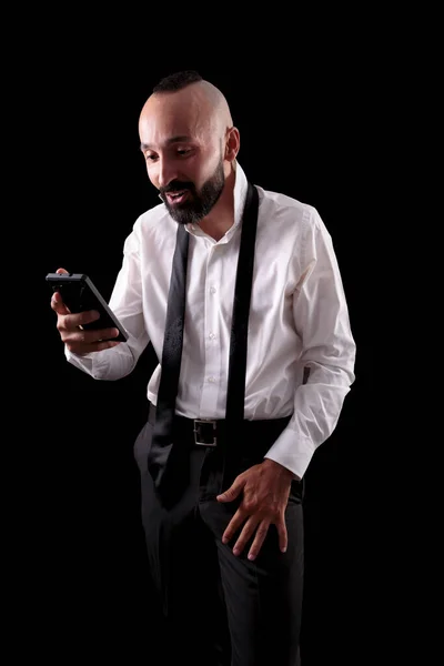 Gelukkige Spaanse man ontvangt iets aanraken op zijn smartphone — Stockfoto