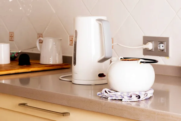 Kazan ve çaydanlık el değmemiş bir tezgahın üzerinde.