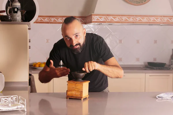 Mutlu İspanyol genç adam öğütülmüş kahvenin tadını çıkar.