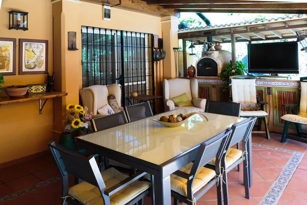 Gün ışığında mobilya dolu güzel bir veranda.