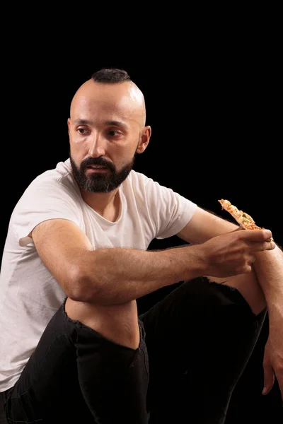 Pizza yiyen genç İspanyol inşaat işçisi.