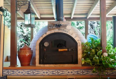 Modern klasik ahşap fırın güzel bir verandada