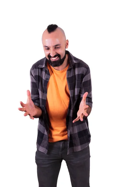 Öfkeli, gündelik giysiler içinde öfkeli, genç bir adam.