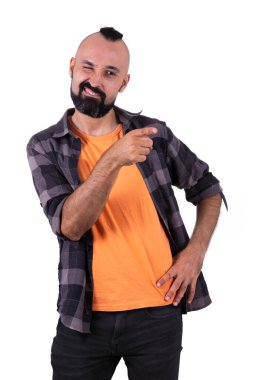 Olumlu genç adam göz kırpıyor ve birini cesaretlendiriyor.