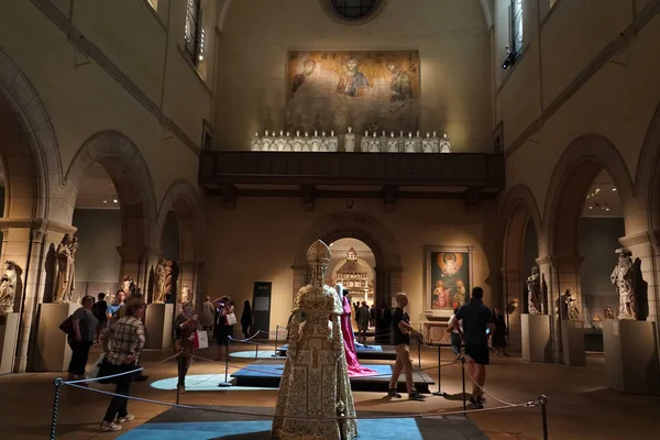 2018年5月27日 时尚和天主教想象在遇见的博物馆特色时尚与中世纪艺术的对话 — 图库照片