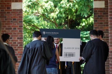 Baltimore, Amerika Birleşik Devletleri - 21 Mayıs 2018-It Maryland de ünlü John Hopkins Üniversitesi'nde mezuniyet günü var. Öğrenciler trowing şapka havada kutlamak.