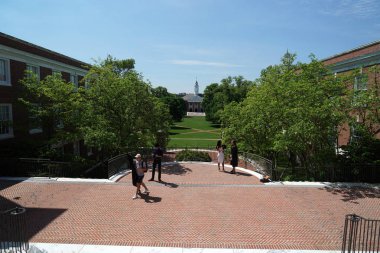 Baltimore, Amerika Birleşik Devletleri - 21 Mayıs 2018-It Maryland de ünlü John Hopkins Üniversitesi'nde mezuniyet günü var. Öğrenciler trowing şapka havada kutlamak.