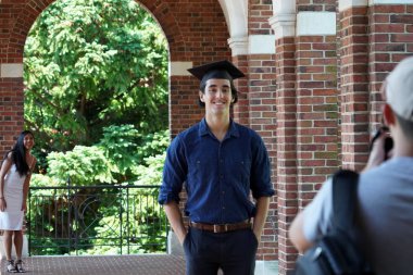 Baltimore, Amerika Birleşik Devletleri - 21 Mayıs 2018-It Maryland de ünlü John Hopkins Üniversitesi'nde mezuniyet günü var. Öğrenciler trowing şapka havada kutlamak.