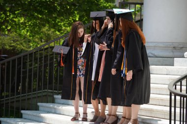 Baltimore, Amerika Birleşik Devletleri - 21 Mayıs 2018-It Maryland de ünlü John Hopkins Üniversitesi'nde mezuniyet günü var. Öğrenciler trowing şapka havada kutlamak.