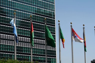 Manhattan new York'ta Bina dış Birleşmiş Milletler sallayarak bayrakları
