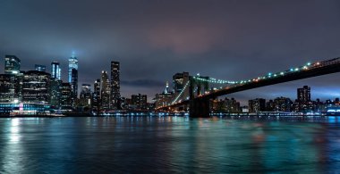Brooklyn New York'un manhattan gece görünümü