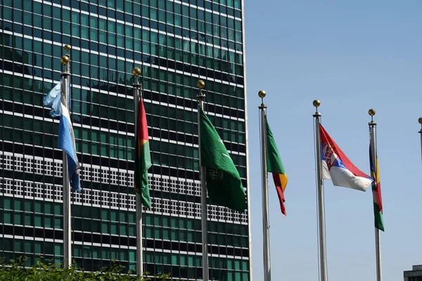 Manhattan New York Bina Dış Birleşmiş Milletler Sallayarak Bayrakları — Stok fotoğraf