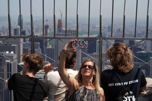 New York Usa Maj 2018 Empire State Building Trängdes Turister — Stockfoto