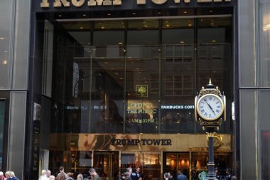 Donald Trump sonra Trump Tower new kentin simgelerinden New York, ABD - 27 Mayıs 2018 - insanlara yeni Amerika Başkanı seçildi.
