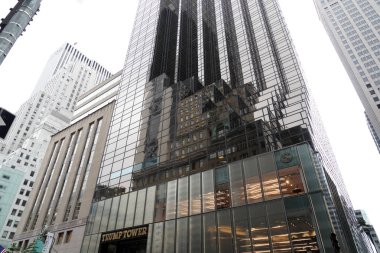 Donald Trump sonra Trump Tower new kentin simgelerinden New York, ABD - 27 Mayıs 2018 - insanlara yeni Amerika Başkanı seçildi.