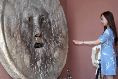 Rome, İtalya - 8 Haziran 2018 - gerçeğin ağzı audaciously efsane yalancılar ellerini ısırmaya söylenir ağzına onların el sopa ziyaretçi çeken