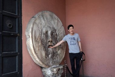 Rome, İtalya - 8 Haziran 2018 - gerçeğin ağzı audaciously efsane yalancılar ellerini ısırmaya söylenir ağzına onların el sopa ziyaretçi çeken