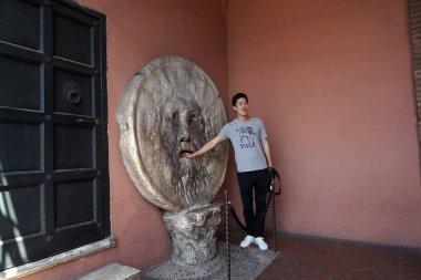 Rome, İtalya - 8 Haziran 2018 - gerçeğin ağzı audaciously efsane yalancılar ellerini ısırmaya söylenir ağzına onların el sopa ziyaretçi çeken