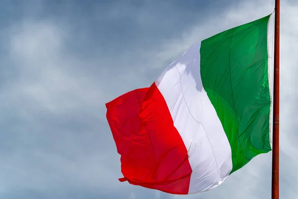 Bandera Italiana Tres Colores Italia Sobre Fondo Azul Del Cielo —  Fotos de Stock