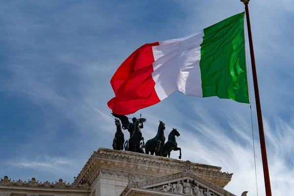 Italienische Flagge Drei Farben Auf Blauem Himmel — Stockfoto