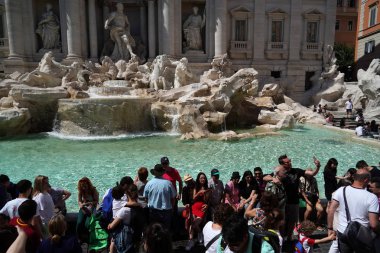 Rome, İtalya - 10 Haziran 2018 - Trevi Çeşmesi turist görünümünün selfie smartphone ile alarak insanlarla dolu kalabalık