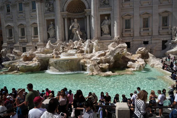 Rome Italy June 2018 Trevi Fountain Crowded Tourists View Full — Stock Photo, Image