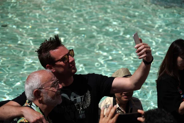 이탈리아 2018 트레비 사람들이 스마트폰으로 Selfie의 관광객의 — 스톡 사진