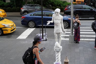 New York, ABD - 27 Mayıs 2018 - heykel sanatçısı Met Metropolitan Müzesi dışında yaşayan