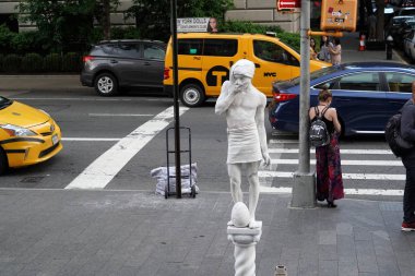 New York, ABD - 27 Mayıs 2018 - heykel sanatçısı Met Metropolitan Müzesi dışında yaşayan