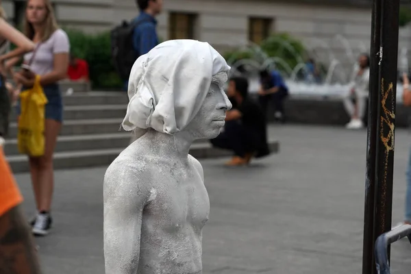 Nova Iorque Eua Maio 2018 Artista Estátua Viva Fora Met — Fotografia de Stock