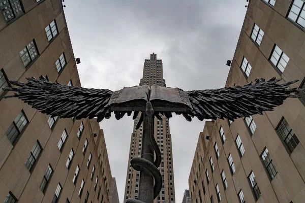 Нью Йорк Сша 2018 Травня Ансельм Kiefers Скульптури Rockefeller Center — стокове фото