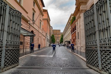 Vatikan, İtalya - 8 Haziran 2018: Üye of Manchester'nin İsviçreli Muhafızların, San Pietro bina giriş Roma'da Vatikan'da