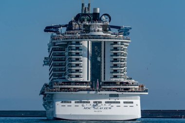 Genoa, İtalya - 17 Haziran 2018 - Msc Seaview kural kitabı cruise gemi tasarım, açık ve kapalı alanlarda karıştırma yeniden yazar. İki cam katlı podyumları ve panoramik asansörler muhteşem manzaraları.