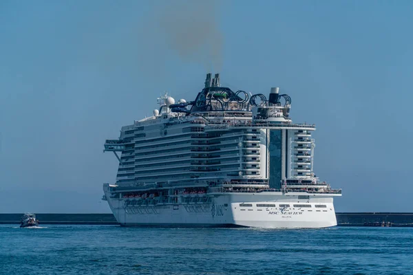 Genoa, İtalya - 17 Haziran 2018 - Msc Seaview kural kitabı cruise gemi tasarım, açık ve kapalı alanlarda karıştırma yeniden yazar. İki cam katlı podyumları ve panoramik asansörler muhteşem manzaraları.