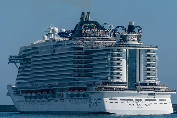 Genoa, İtalya - 17 Haziran 2018 - Msc Seaview kural kitabı cruise gemi tasarım, açık ve kapalı alanlarda karıştırma yeniden yazar. İki cam katlı podyumları ve panoramik asansörler muhteşem manzaraları.