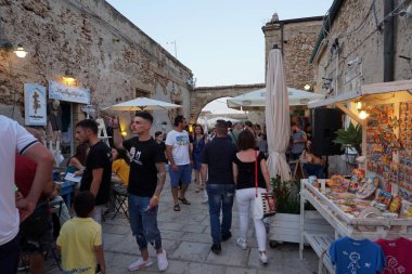 Marzamemi, İtalya - 1 Temmuz 2018 - eski balıkçı köyü İtalya'nın en güzel 20 deniz şehirlerinden biridir. Dünyanın her yerinden turist; Balık Restoran, lezzetli yemek tarifleri ve bu ortaçağ County düğün.