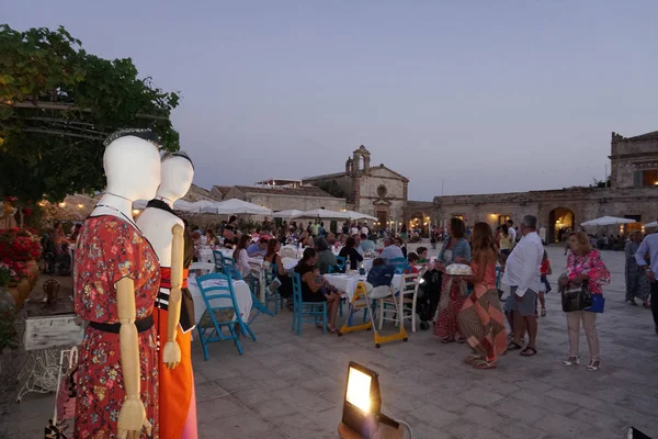Marzamemi, İtalya - 1 Temmuz 2018 - eski balıkçı köyü İtalya'nın en güzel 20 deniz şehirlerinden biridir. Dünyanın her yerinden turist; Balık Restoran, lezzetli yemek tarifleri ve bu ortaçağ County düğün.