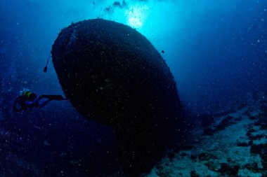 Dalış sırasında gemi enkazı siluet su altında 