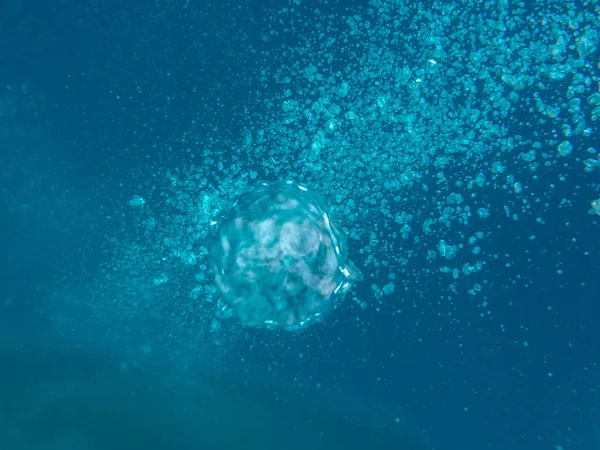 Scuba Diver Gelembung Datang Dari Bawah Permukaan — Stok Foto