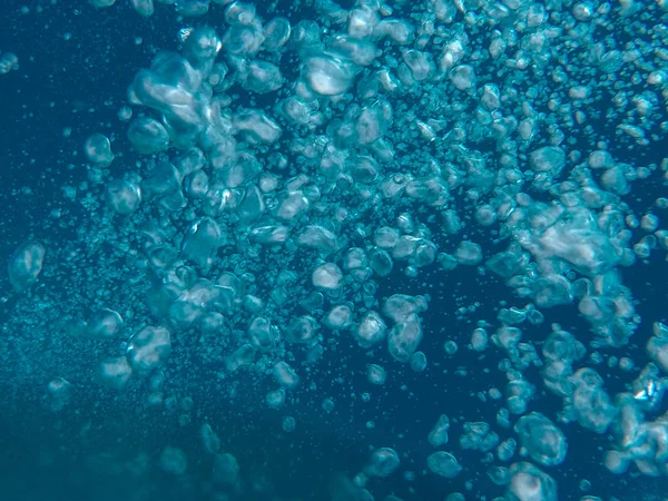 来自底部到表面的水肺潜水员泡沫 — 图库照片
