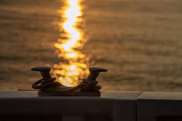 Bootsschiff Poller Detail Auf Gelbem Wasser Hintergrund Bei Sonnenuntergang — Stockfoto