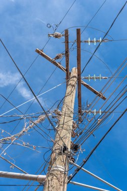 Elektrik kabloları dolaştırmak eski ahşap yayında