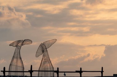 Camogli, İtalya - 21 Temmuz 2018 - balina metalik kuyruğu heykeli pictoresque köyü İtalya pier üzerine