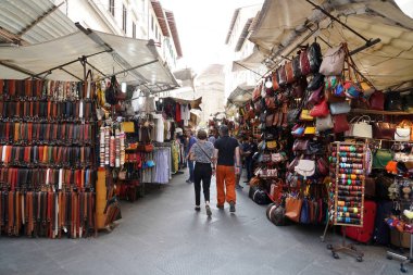 Florence, İtalya - 1 Eylül 2018 - insanlar gıda esnaf merkezi sahne vermek eski şehir deri piyasası geleneksel dükkanlarında satın alma.