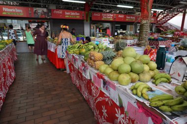 Tahiti, Fransız Polinezyası - 4 Ağustos 2018 - yerler, sesler ve kokular otantik Polinezya yaşam esnaf çalışır ve gıda ile Papeete'nın ana pazarda sunulmaktadır.