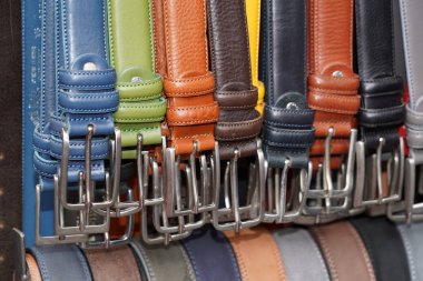 farklı renk Deri Kemer Satılık Market ekranda